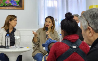 Soledad Acuña reflexionando con diferentes ciudadanos sobre el futuro de la educación después de la pandemia