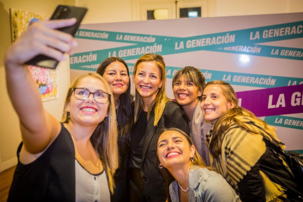Jóvenes participando en un evento político de La Generación Argentina